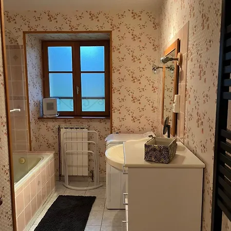 6 Personnes Chez Gaby Nyaraló