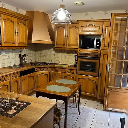 6 Personnes Chez Gaby Nyaraló